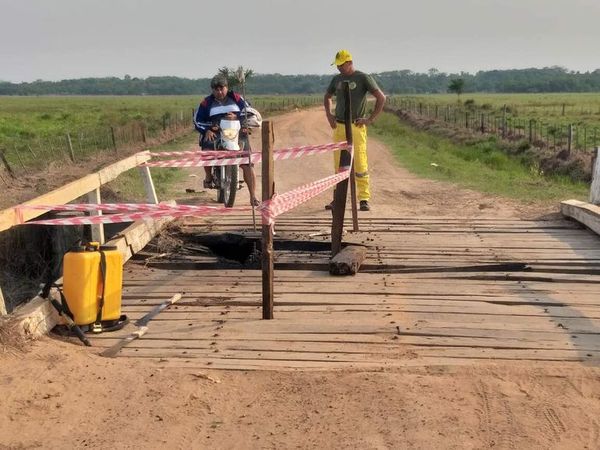 Desconocidos queman un puente en mal estado en Gral.  Aquino - Nacionales - ABC Color