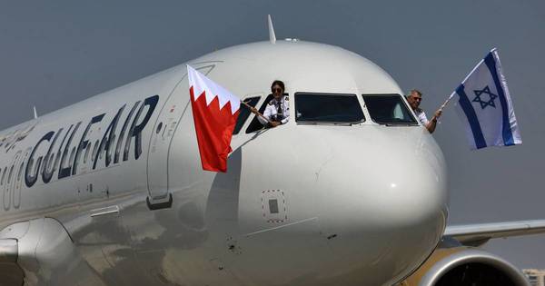 La Nación / Aterriza en Bahréin el primer vuelo comercial desde Israel