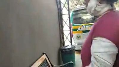 Derramó agua caliente a su vecina por chatear con su novio