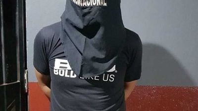 Intentó matar a su mamá y quemar su casa
