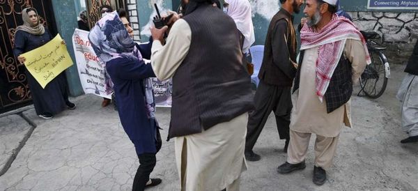 Los talibanes dispersan con disparos al aire una pequeña protesta de mujeres en Kabul