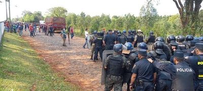 Enfrentamiento entre policías  y manifestantes en el kilómetro 245 de la Ruta PY02  - Nacionales - ABC Color