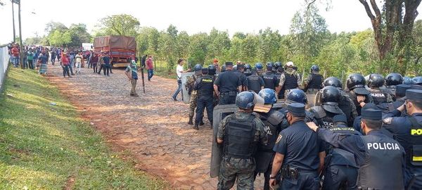 Enfrentamiento entre policías y manifestantes en el kilómetro 245 de la Ruta PY02 - Nacionales - ABC Color