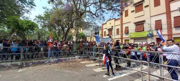 Líder indígena con antecedentes por coacción grave emplaza a Abdo para vetar "ley anti invasiones" - ADN Digital