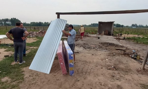 Gobernación brindó asistencia a familia que perdió su vivienda en incendio - Noticiero Paraguay