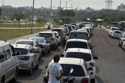 Covid-19: Queja masiva por cierre de vacunatorios pese a largas filas  - Nacionales - ABC Color