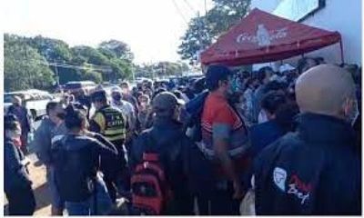 Caos y masiva queja de la ciudadanía en vacunatorios por desorganización de Salud