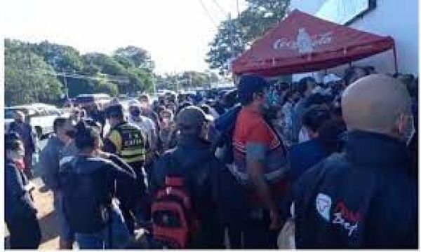 Caos y masiva queja de la ciudadanía en vacunatorios por desorganización de Salud