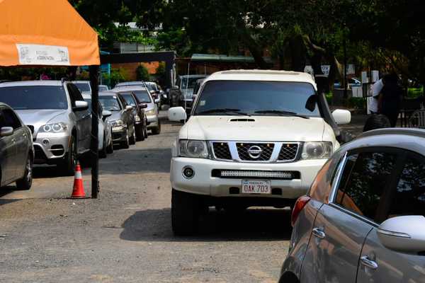Quejas en el vacunatorio Derecho UNA: Reclaman presencia de la PMT para ordenar el tránsito | Ñanduti