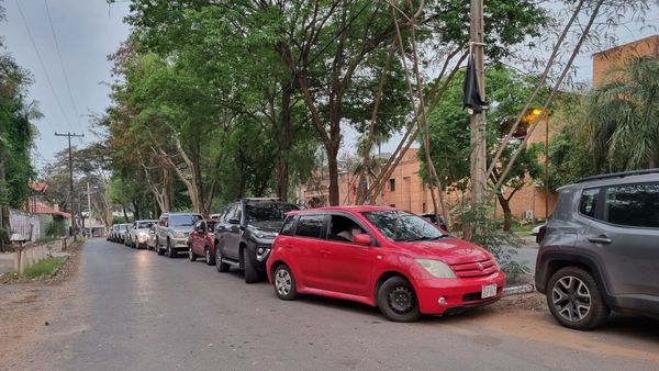 Conductores ya forman fila de autos para vacunación de este viernes