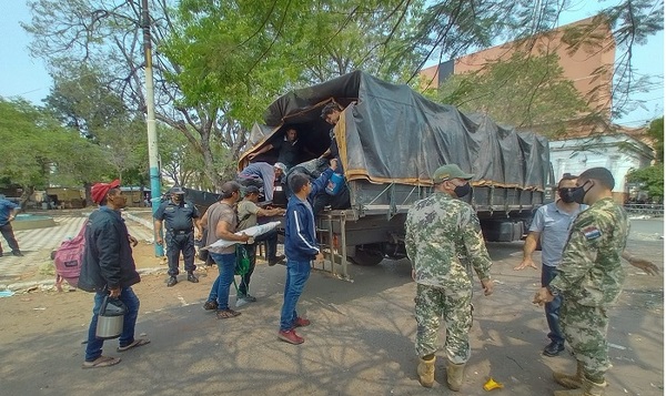 Indígenas comienzan a retirarse de la plaza de armas y en buses militares vuelven a sus hogares - ADN Digital