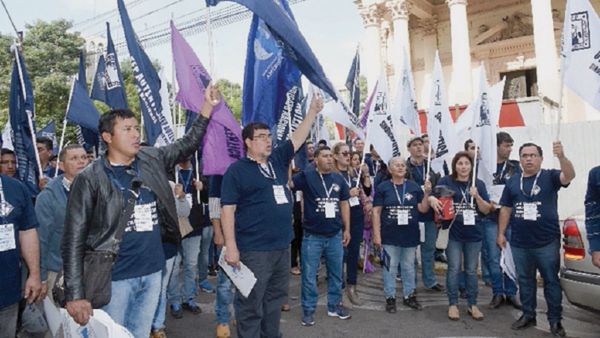 Docentes anuncian paro total en reclamo por reajuste salarial