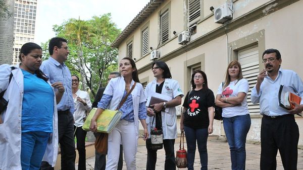 Médicos creen que se les está tomando el pelo