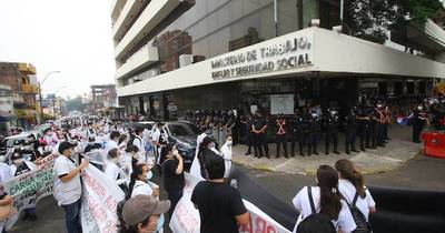 La Nación / Médicos rechazan la propuesta y siguen en huelga hasta el 11