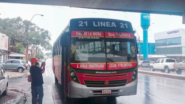 Crónica / LES ABANDONÓ EL 21. Pasajeros “patearán” y pedalearán