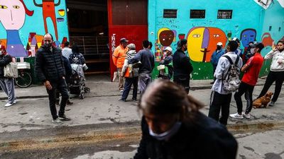 Pobreza en Argentina baja de 42,0% a 40,6% en seis meses