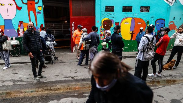Pobreza en Argentina baja de 42,0% a 40,6% en seis meses