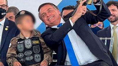 Bolsonaro pone a  niño con  fusil de juguete como ejemplo de civilidad
