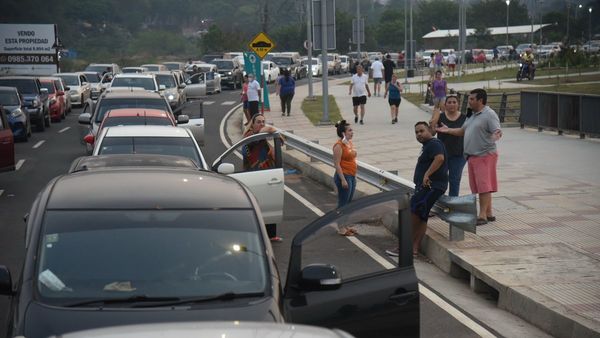 Larga espera, falta de más dosis y protestas en día de vacunación