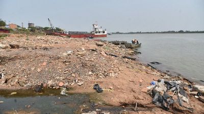 Mucha basura se observa tras   bajante del río Paraguay