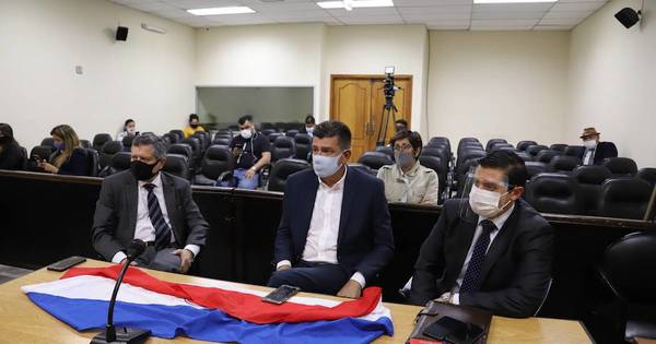 La Nación / Alegre irá a juicio oral y público por presunta clonación de facturas