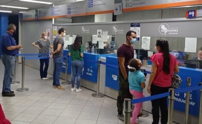 Cubanos son expulsados por pedir libreta de vacunación