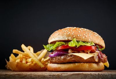 Ni las hamburguesas ni los lomitos se salvan de la suba de precios - Nacionales - ABC Color