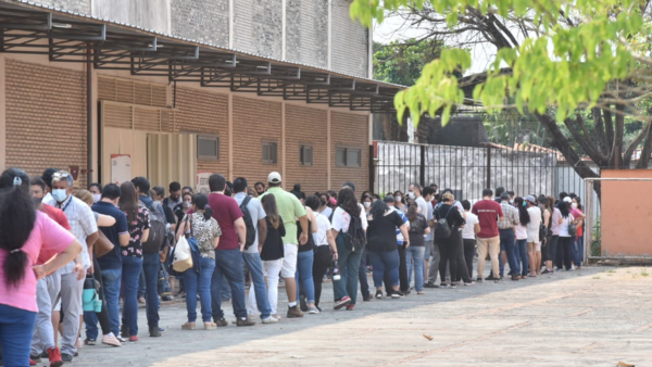 Con largas filas, se prevé otra jornada intensa para segunda dosis contra el Covid-19