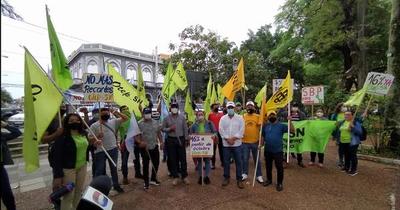 Docentes no aceptan propuesta del MEC e inician huelga
