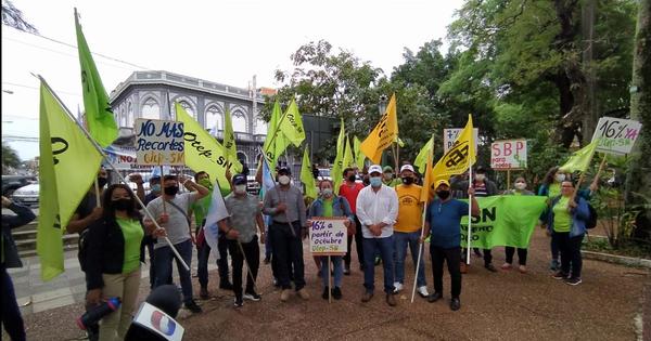 Docentes no aceptan propuesta del MEC e inician huelga