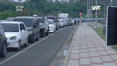 Larga fila de vehículos para vacunación en la Costanera de Asunción - SNT