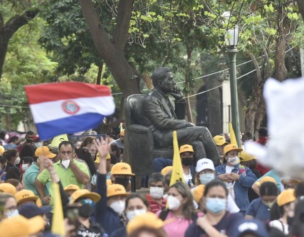 Multitudinaria protesta de docentes para exigir el 16% de aumento salarial - Nacionales - ABC Color