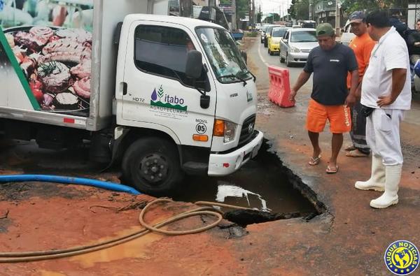 Caño roto de la Essap casi “traga” un camión y deja sin agua a usuarios en Luque •