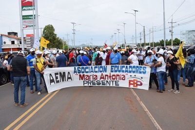 Educadores cerraron ruta PY01 en Carapeguá y generaron caos en el tránsito - Nacionales - ABC Color