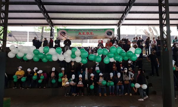 Docentes se movilizan en el Este