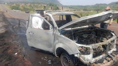Camionetas de Copaco ardieron en llamas sobre la Ruta PYO5