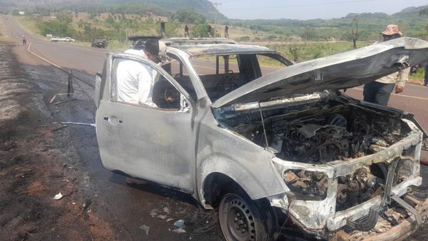 Camionetas de Copaco ardieron en llamas sobre la Ruta PYO5