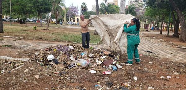 Juntan 3.500 kilos de basura en plazas frente al Congreso - Nacionales - ABC Color