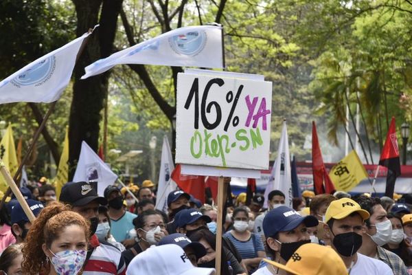 Ejecutivo “no se moverá mucho” de cifra de 8 % para aumento a docentes - Nacionales - ABC Color