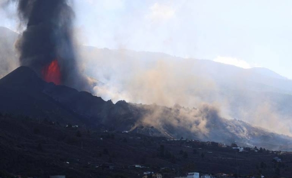Diario HOY | El volcán de La Palma expulsa una nueva colada de lava muy líquida sobre la isla