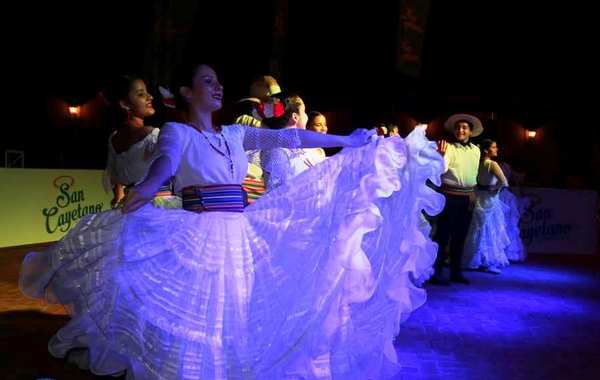 Emotivo final del intercolegial cultural municipal en Luque •