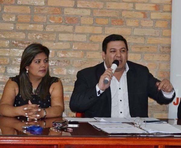 Dos candidatos liberales abandonan a su intendentable y anuncian apoyo a Miguel Prieto - ABC en el Este - ABC Color