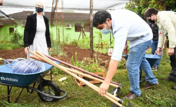 CDE: Entregan plantines y herramientas al hogar de ancianos