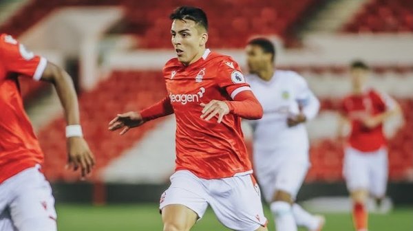 Brian Ojeda jugó su primer partido con el Nottingham Forest