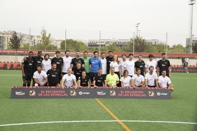 Actores y ex futbolistas comparten un entretenido partido en Madrid - Cine y TV - ABC Color