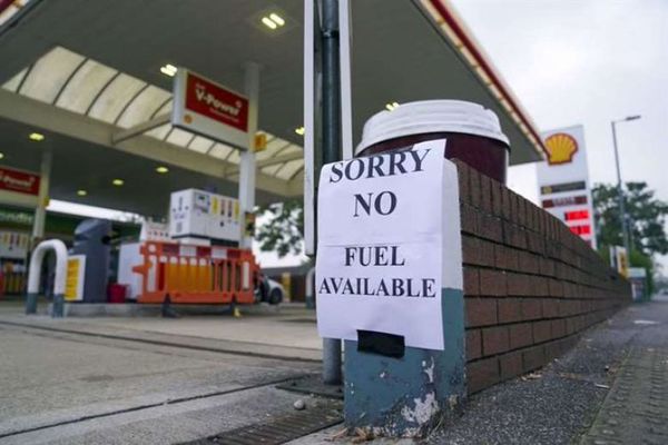Londres desplegará al ejército el lunes para garantizar suministro de combustible