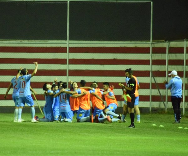 Resistencia triunfa y queda a un paso del ascenso