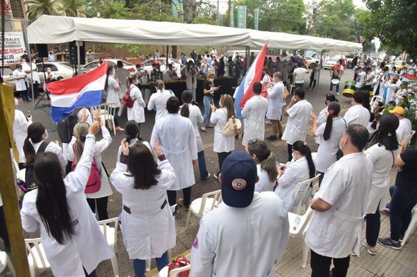 Médicos siguen de huelga ante falta de respuestas del Gobierno