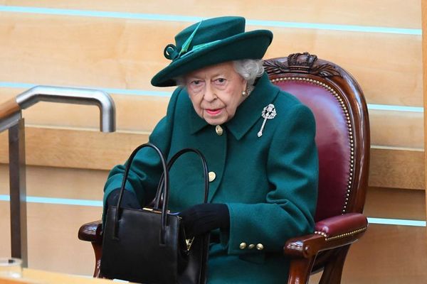 Isabel II paga millones de su fortuna para defender al príncipe Andrés - Mundo - ABC Color