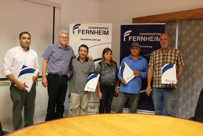 La Cooperativa Fernheim hizo entrega de tres títulos privados de lotes
